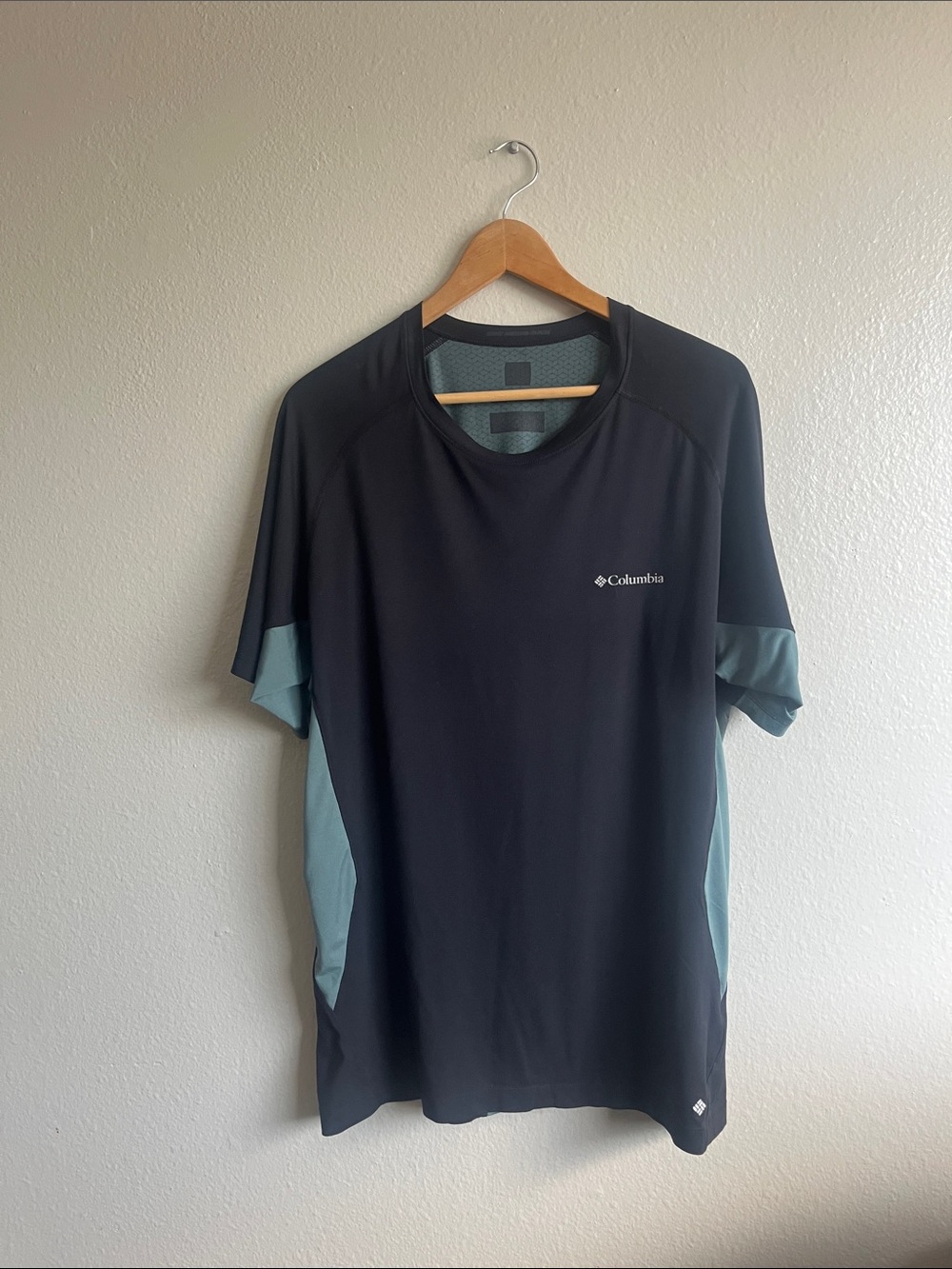 Columbia Black and Teal Short Sleeve Performance Tee